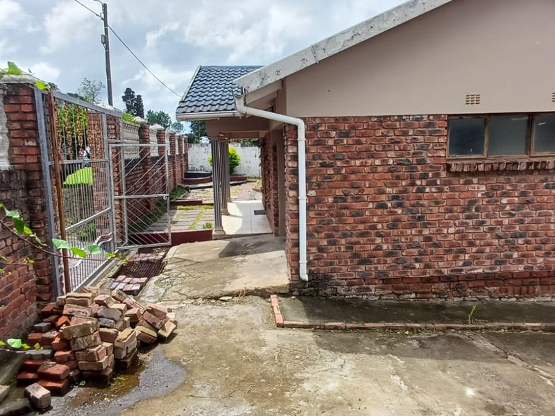 Harcourts Mercantile proudly presents this 4-bedroom family home with two outsiderooms. - Photo 3