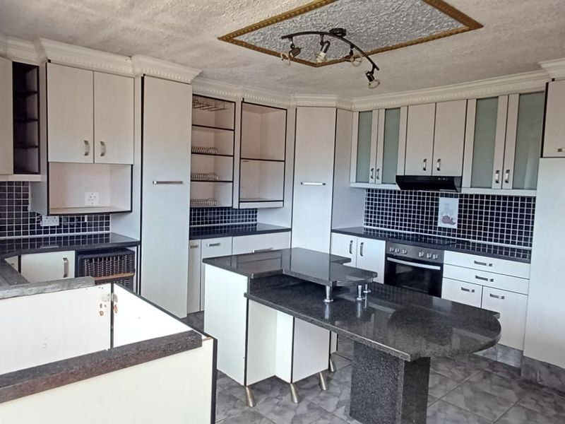 Harcourts Mercantile proudly presents this 4-bedroom family home with two outsiderooms. - Photo 9