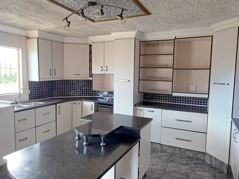 Harcourts Mercantile proudly presents this 4-bedroom family home with two outsiderooms. - Photo 8