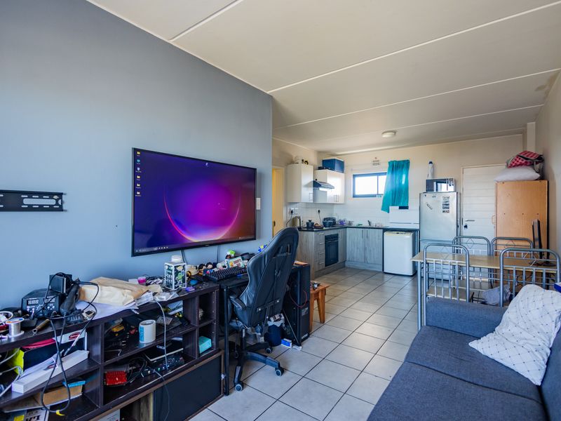 Sleek and Functional One Bedroom Apartment – Ideal for Easy, Secure Living - Photo 3