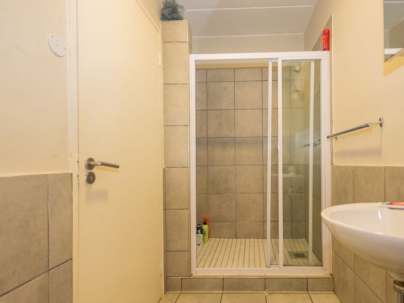 Sleek and Functional One Bedroom Apartment – Ideal for Easy, Secure Living - Photo 5