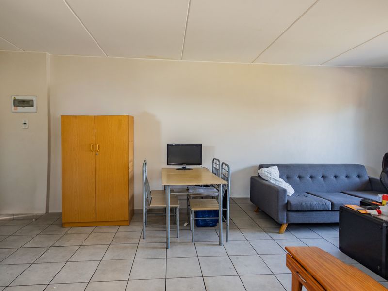 Sleek and Functional One Bedroom Apartment – Ideal for Easy, Secure Living - Photo 4