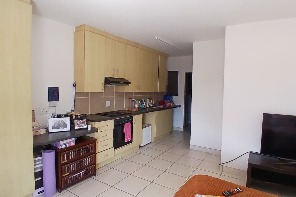 Stylish & Secure Bachelor Unit in Prime Location - Photo 5