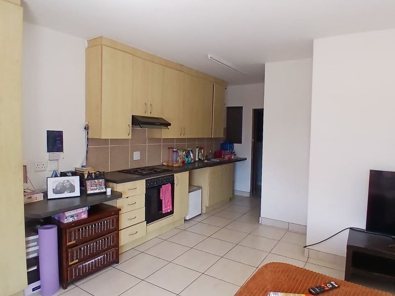 Stylish & Secure Bachelor Unit in Prime Location - Photo 5