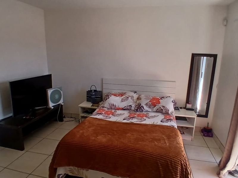 Stylish & Secure Bachelor Unit in Prime Location - Photo 4