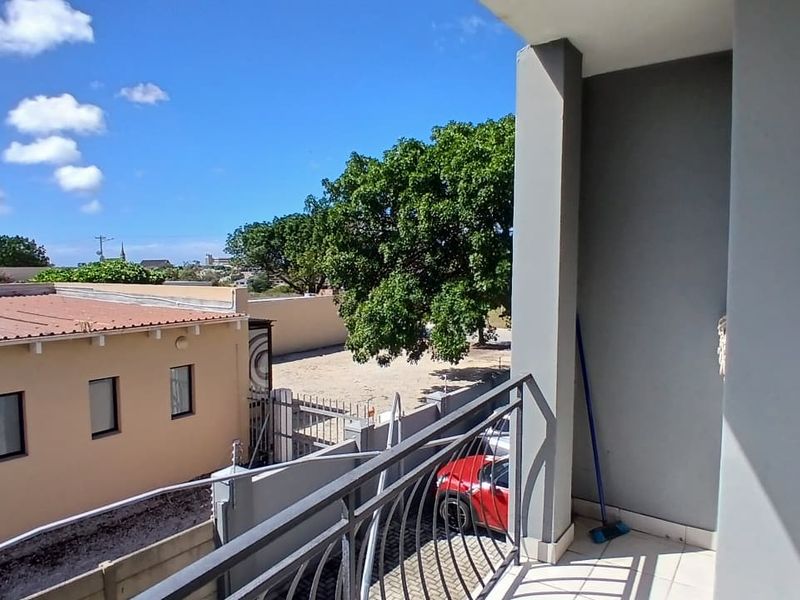 Stylish & Secure Bachelor Unit in Prime Location - Photo 10