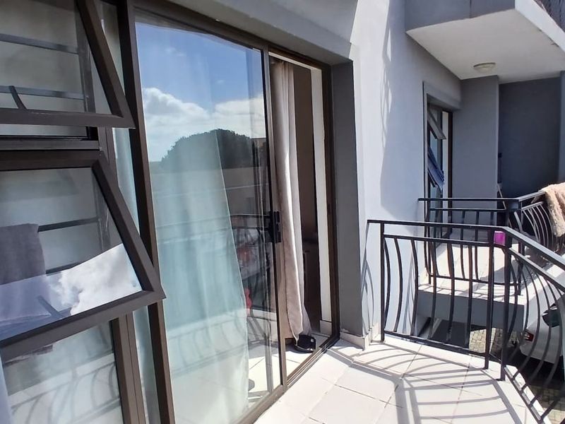 Stylish & Secure Bachelor Unit in Prime Location - Photo 9