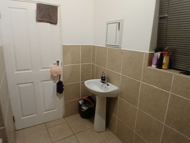 Stylish & Secure Bachelor Unit in Prime Location - Photo 8