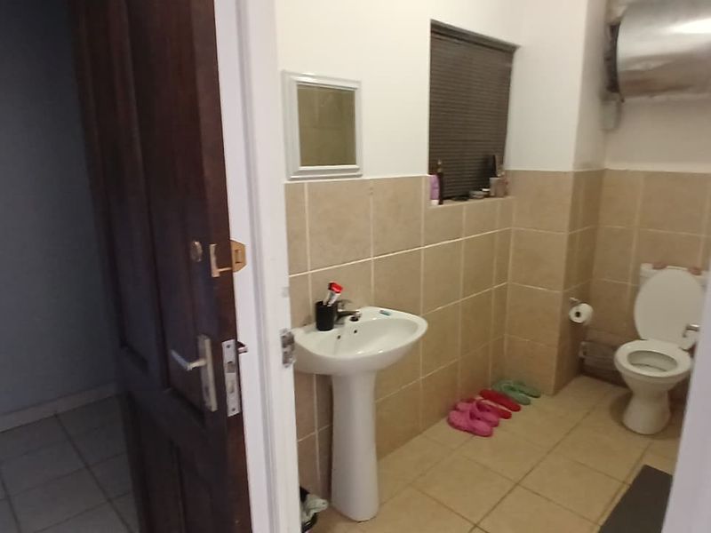 Stylish & Secure Bachelor Unit in Prime Location - Photo 7