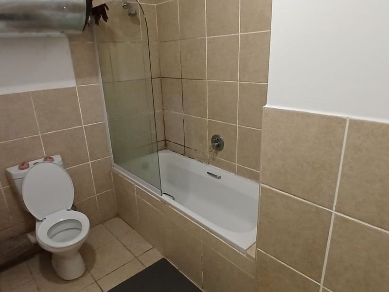 Stylish & Secure Bachelor Unit in Prime Location - Photo 6