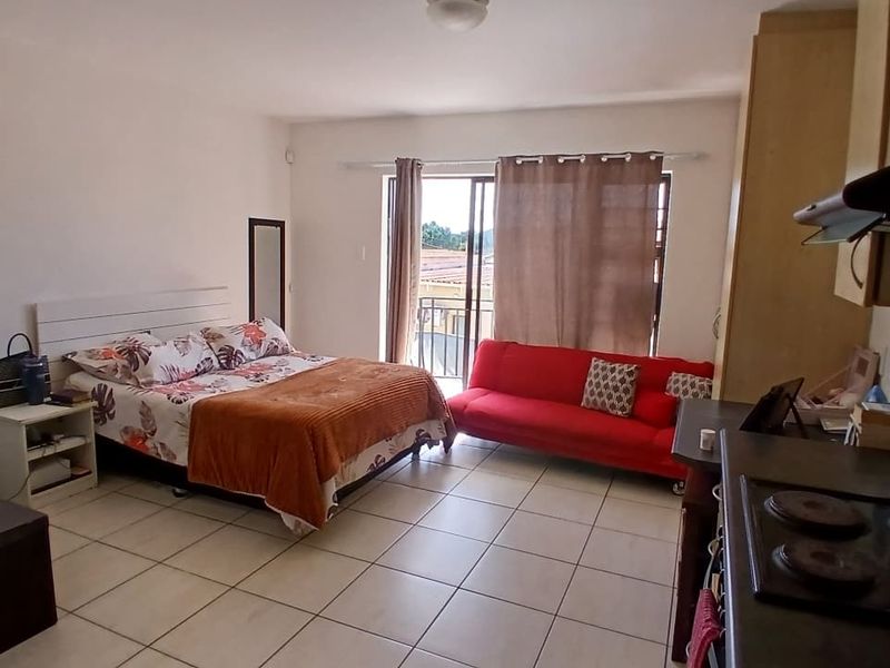 Stylish & Secure Bachelor Unit in Prime Location - Photo 2