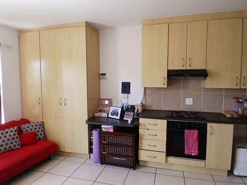 Stylish & Secure Bachelor Unit in Prime Location - Photo 3