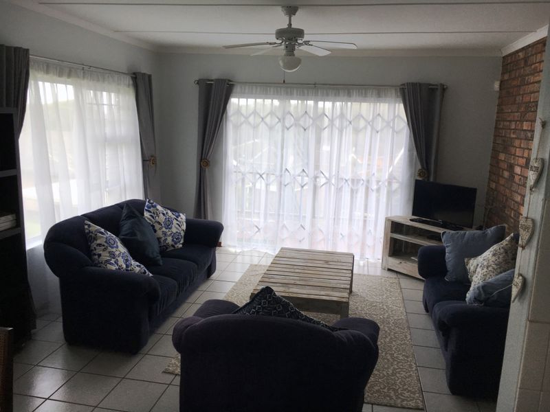 Relaxed Resort-Style Living by the Sea - Photo 9