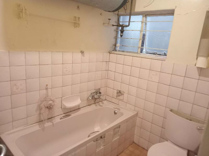 Spacious Apartment Secure and Ready for Occupation - Photo 7