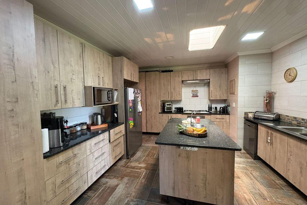 Spacious Family Home Designed for Comfortable Living & Memorable Moments - Photo 3