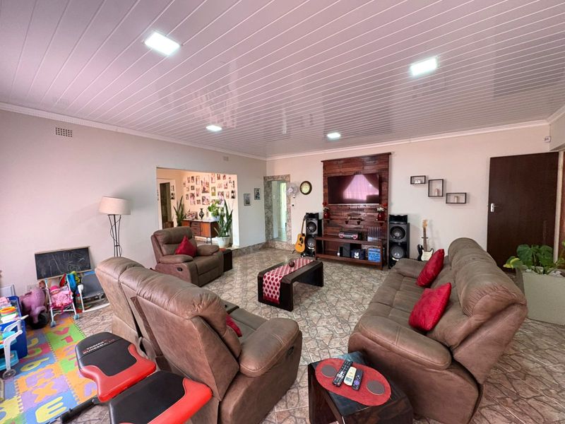Spacious Family Home Designed for Comfortable Living & Memorable Moments - Photo 7