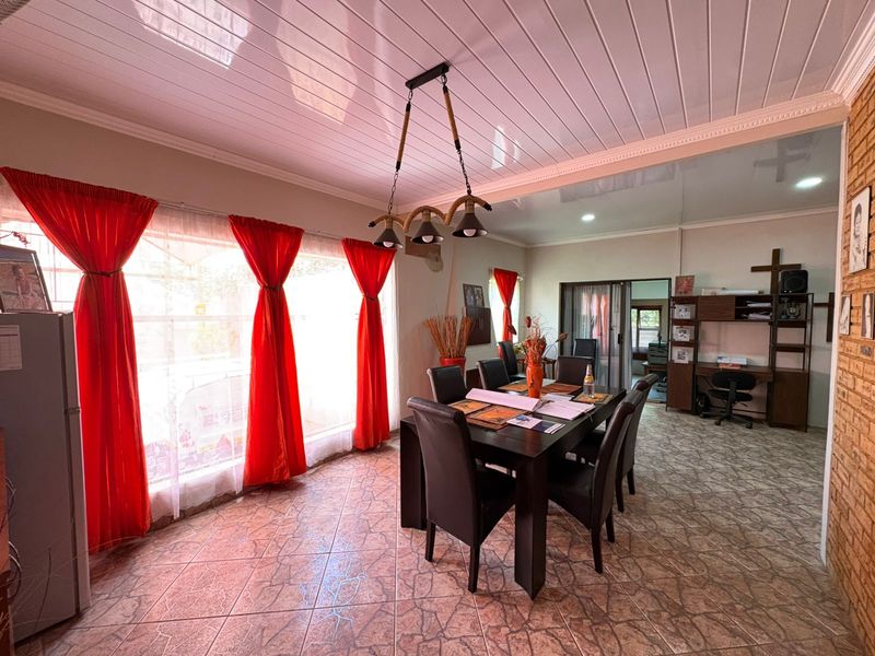 Spacious Family Home Designed for Comfortable Living & Memorable Moments - Photo 8