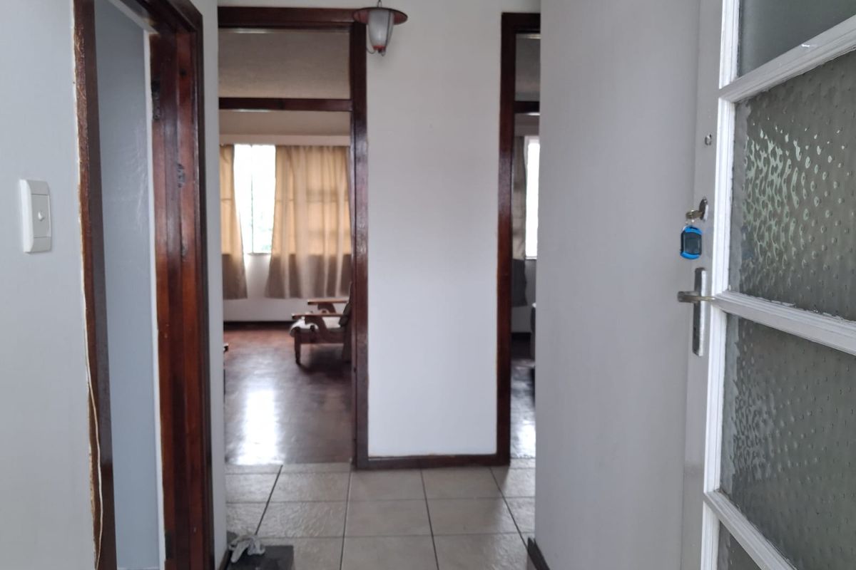 Spacious one bedroom apartment with private balcony – Southernwood - R7000 per month - Photo 4