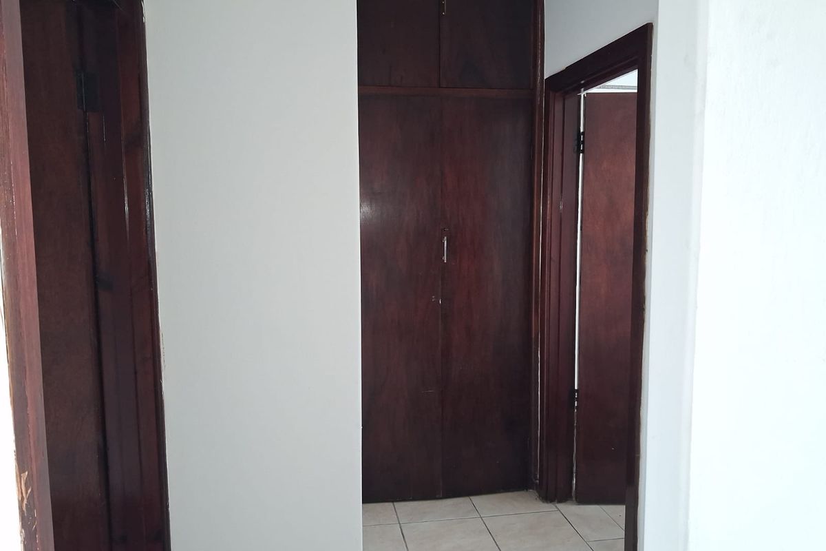 Spacious one bedroom apartment with private balcony – Southernwood - R7000 per month - Photo 5