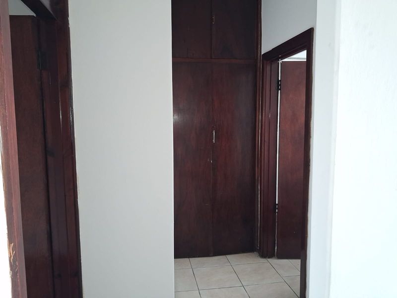 Spacious one bedroom apartment with private balcony – Southernwood - R7000 per month - Photo 5