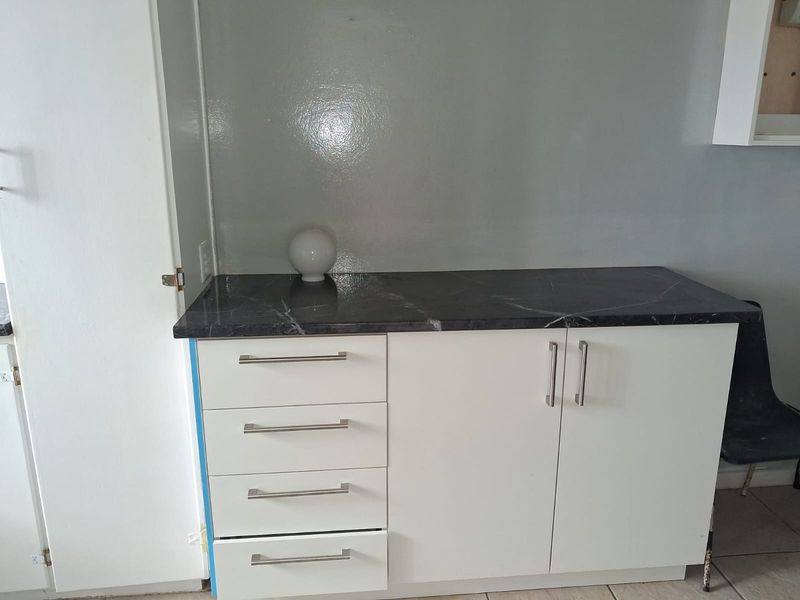 Spacious one bedroom apartment with private balcony – Southernwood - R7000 per month - Photo 9