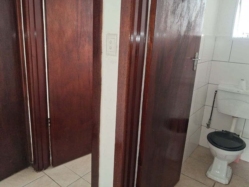 Spacious one bedroom apartment with private balcony – Southernwood - R7000 per month - Photo 6
