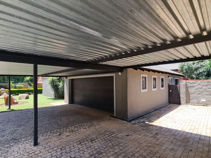 Charming 4-bedroom home in Wedgewood, Waterval East - Rustenburg! - Photo 2