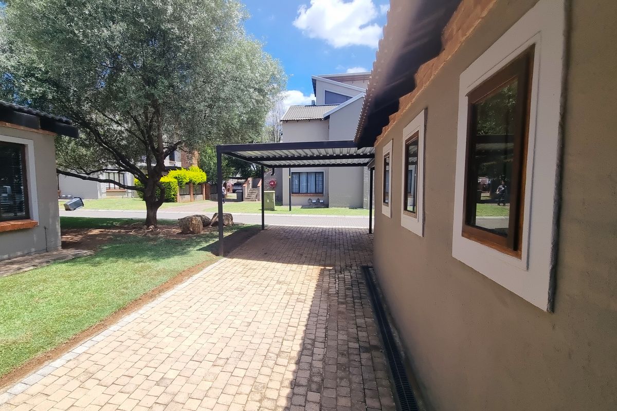 Charming 4-bedroom home in Wedgewood, Waterval East - Rustenburg! - Photo 3