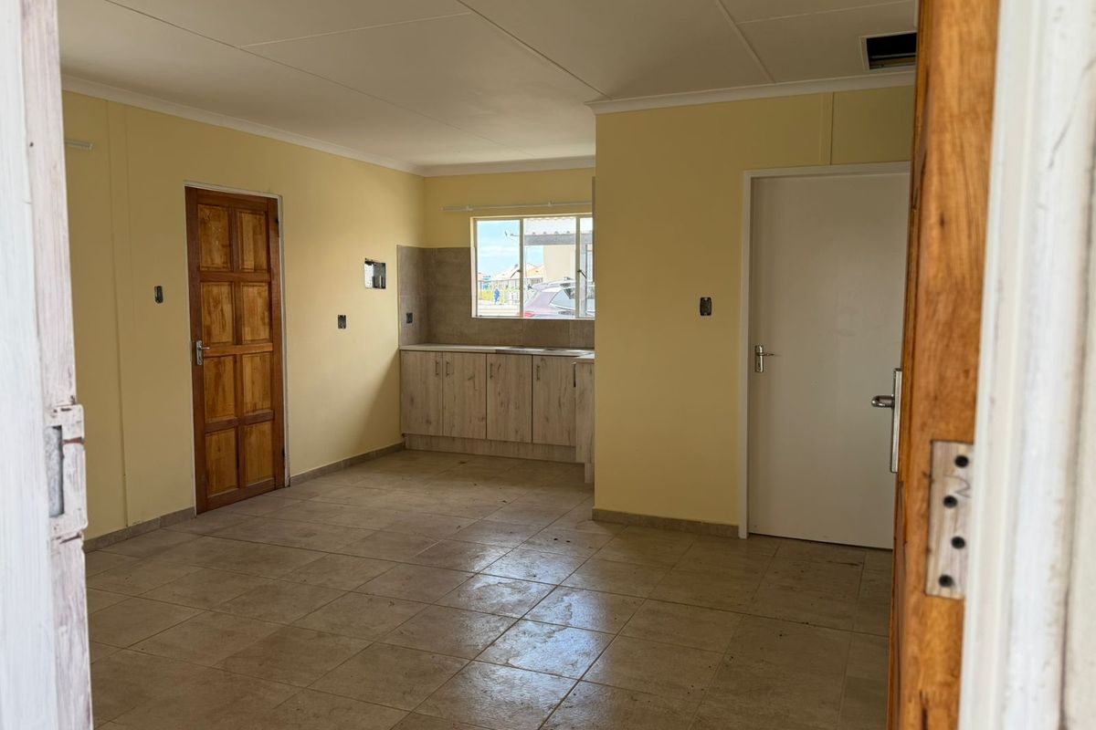 Introducing a charming two Bedroom . - Photo 3