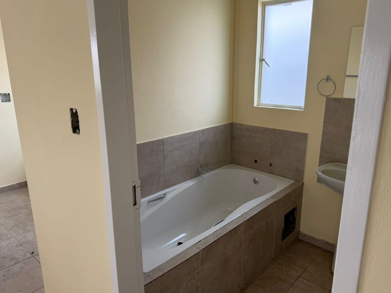 Introducing a charming two Bedroom . - Photo 7