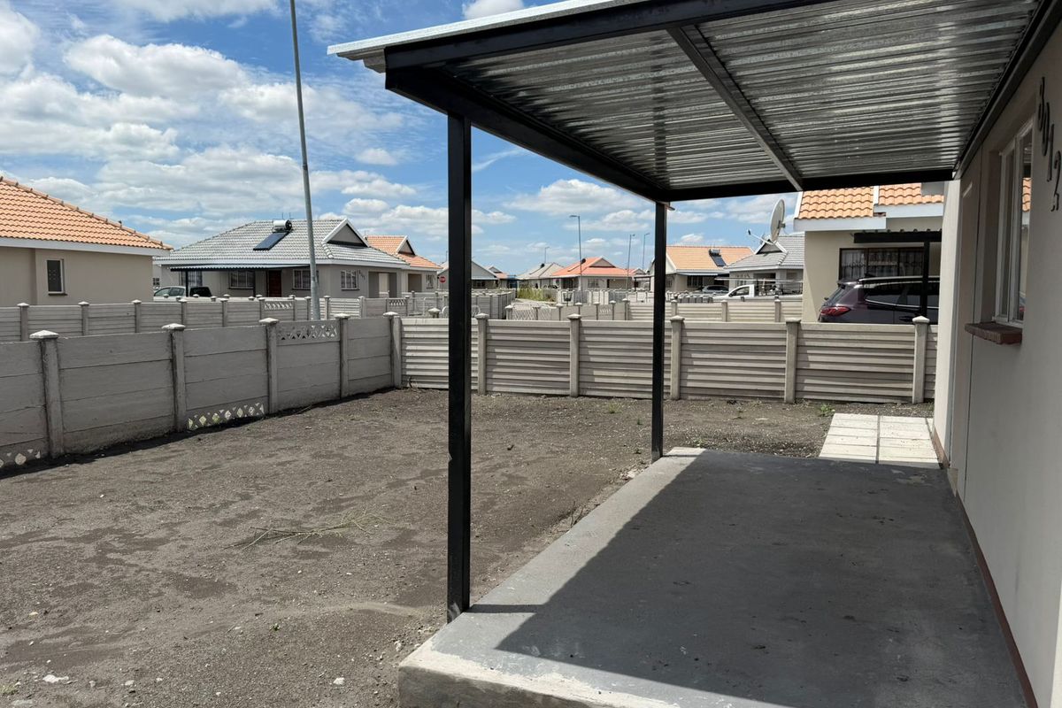 Introducing a charming two Bedroom . - Photo 2