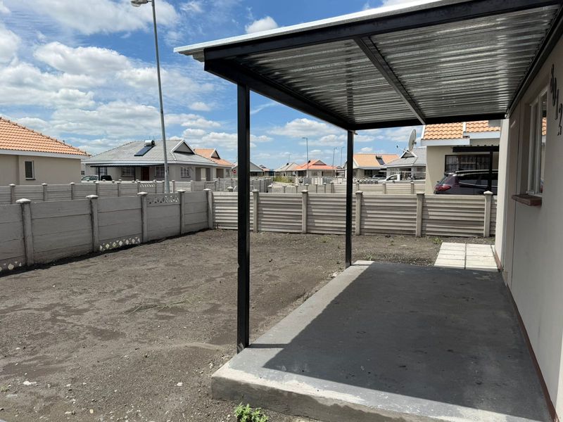 Introducing a charming two Bedroom . - Photo 2