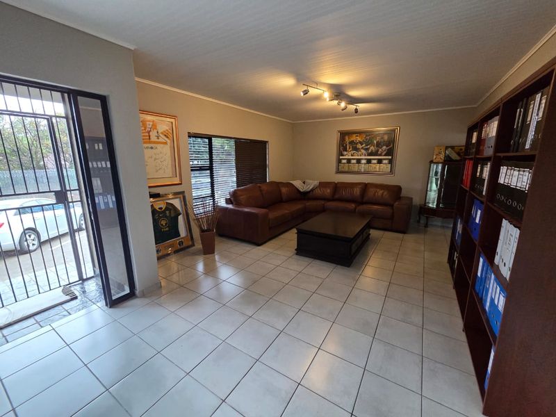 Expansive and Versatile Living on a Generous Stand - Photo 5