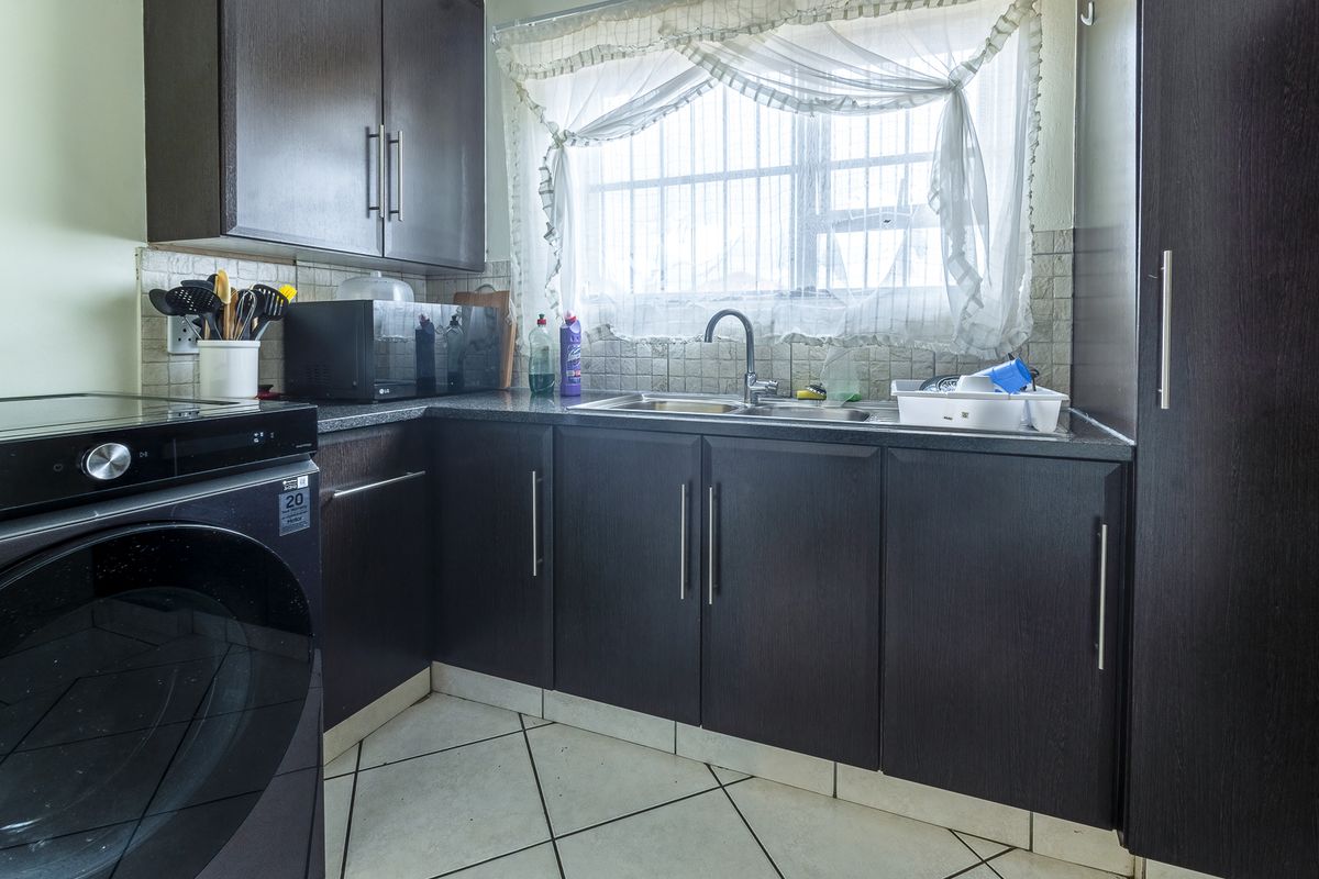 Warm & Inviting 2 Bedroom Simplex In Val-de-Grace! - Photo 4