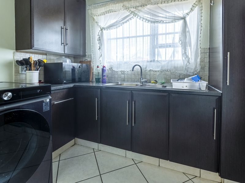 Warm & Inviting 2 Bedroom Simplex In Val-de-Grace! - Photo 4