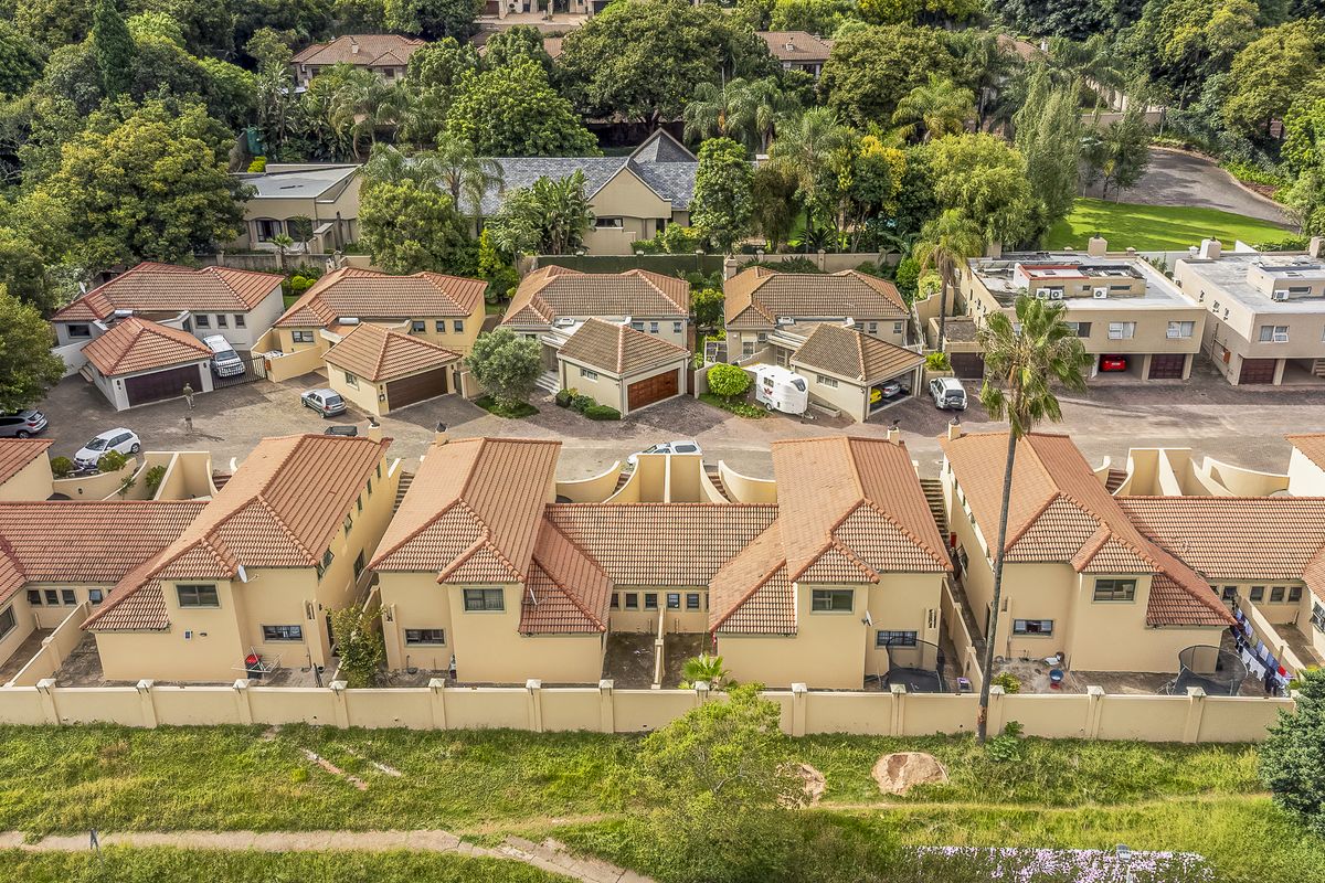 Warm & Inviting 2 Bedroom Simplex In Val-de-Grace! - Photo 2