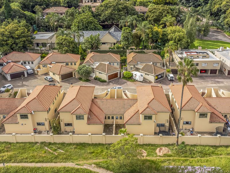 Warm & Inviting 2 Bedroom Simplex In Val-de-Grace! - Photo 2