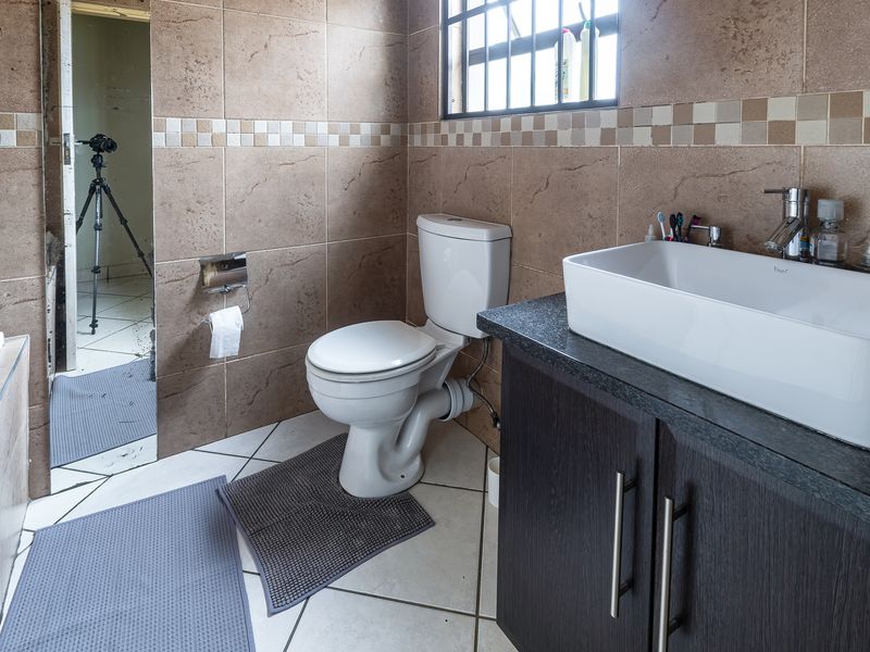 Warm & Inviting 2 Bedroom Simplex In Val-de-Grace! - Photo 9