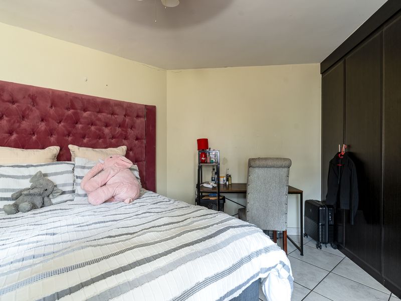 Warm & Inviting 2 Bedroom Simplex In Val-de-Grace! - Photo 10