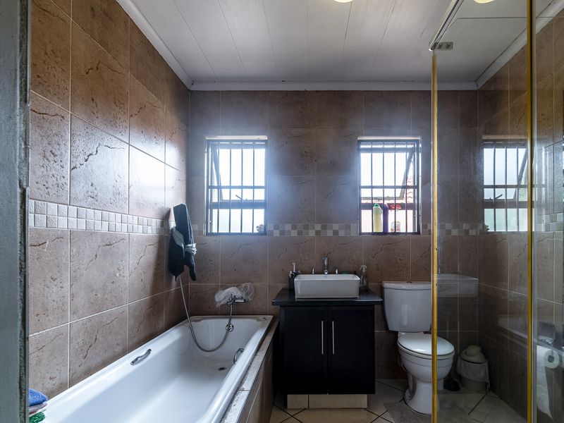 Warm & Inviting 2 Bedroom Simplex In Val-de-Grace! - Photo 8