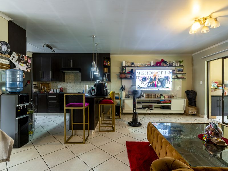 Warm & Inviting 2 Bedroom Simplex In Val-de-Grace! - Photo 6