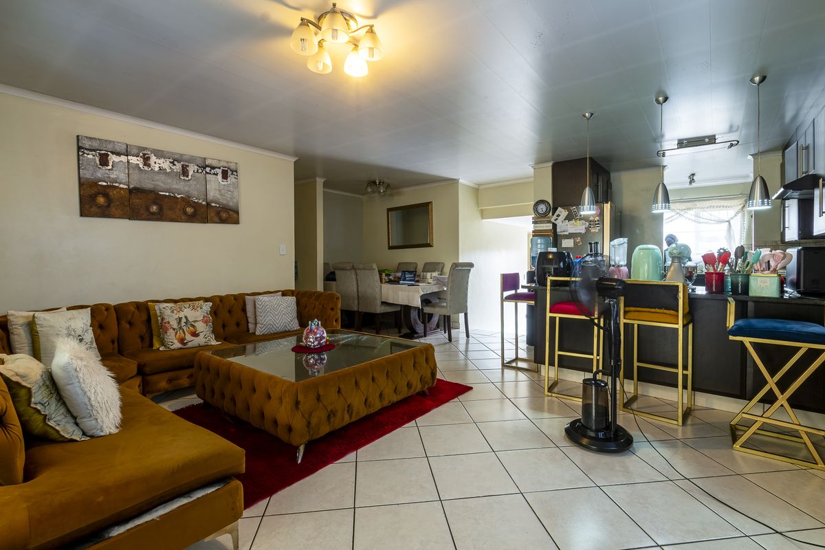 Warm & Inviting 2 Bedroom Simplex In Val-de-Grace! - Photo 5