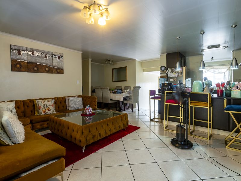 Warm & Inviting 2 Bedroom Simplex In Val-de-Grace! - Photo 5