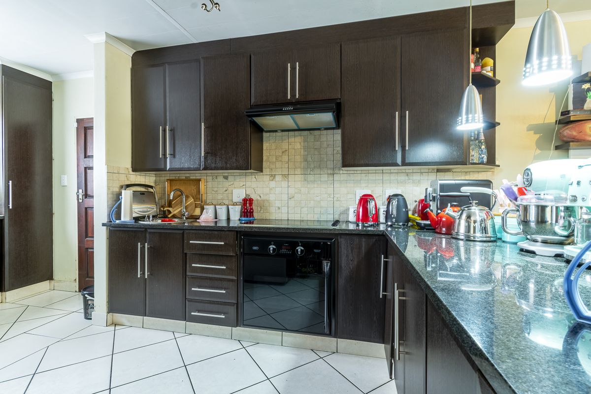 Warm & Inviting 2 Bedroom Simplex In Val-de-Grace! - Photo 3