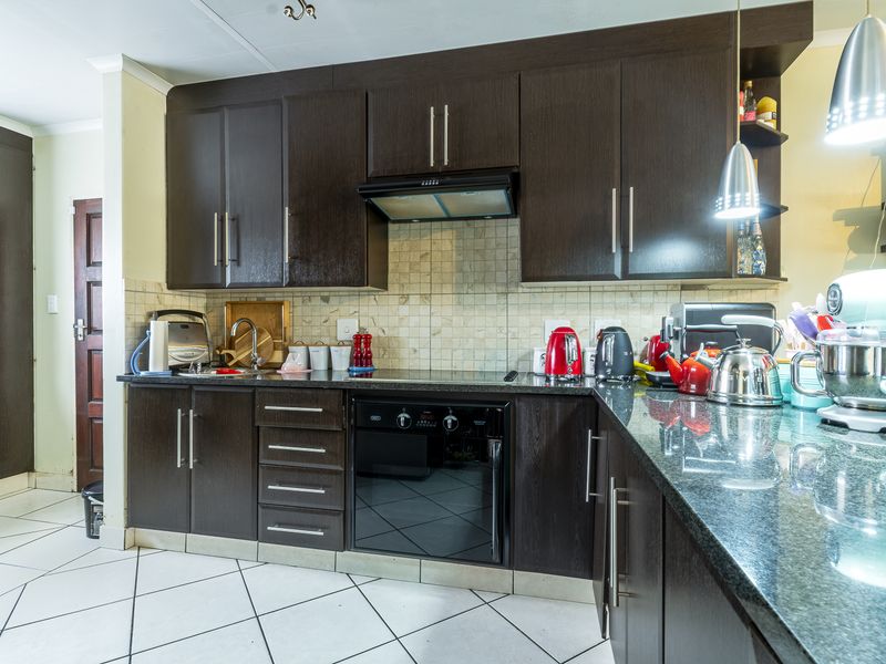 Warm & Inviting 2 Bedroom Simplex In Val-de-Grace! - Photo 3