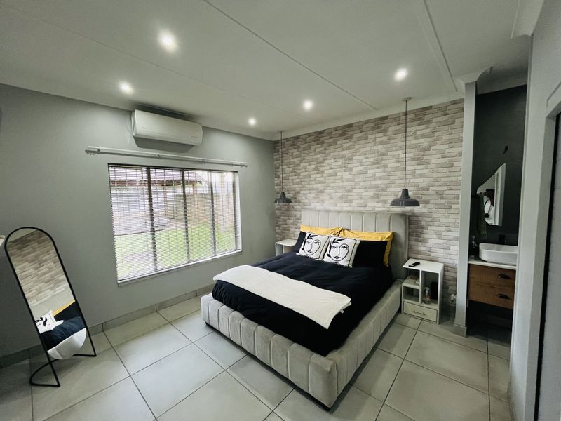 Sole Mandate - Photo 3