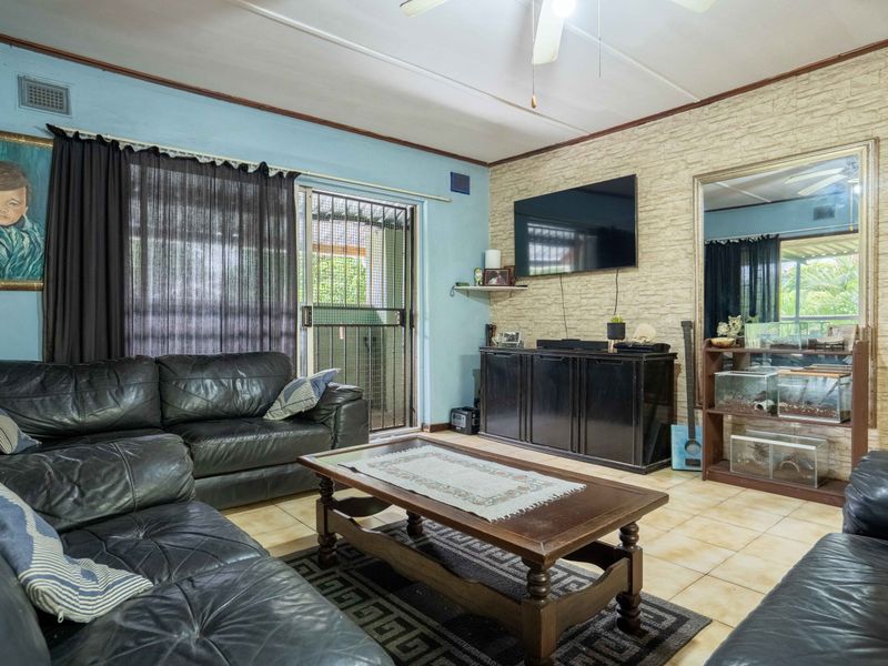 Spacious 3 Bedroom Home with Deck and Scenic Greenery Views - Photo 5