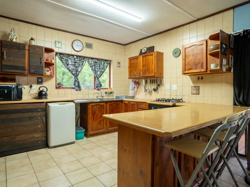 Spacious 3 Bedroom Home with Deck and Scenic Greenery Views - Photo 8