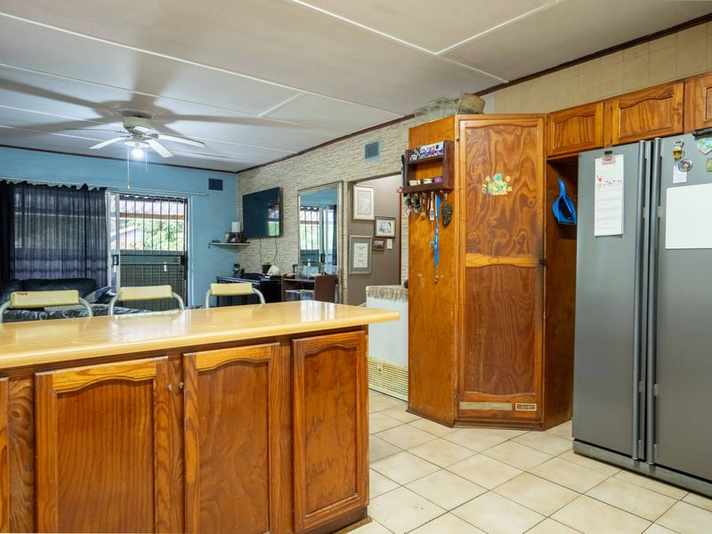 Spacious 3 Bedroom Home with Deck and Scenic Greenery Views - Photo 7