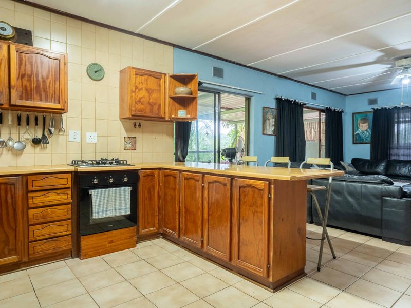 Spacious 3 Bedroom Home with Deck and Scenic Greenery Views - Photo 6